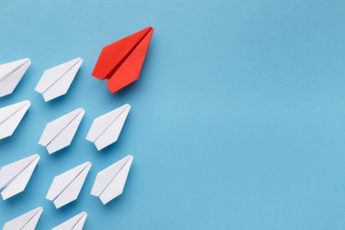 Beyaz gemi arasında lider mavi kağıt tekne