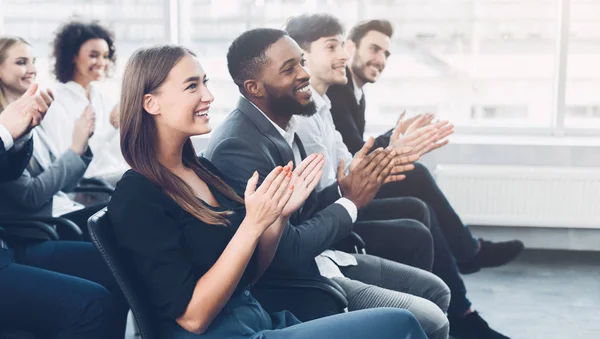 Buenos resultados. Jóvenes aplaudiendo en conferencia — Foto de Stock