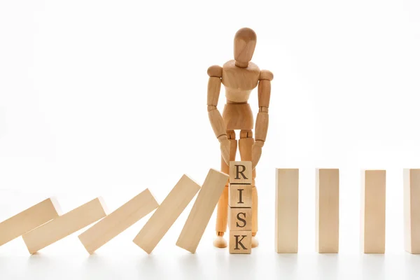 Affärsman stoppa dominoeffekt med ordet Risk — Stockfoto
