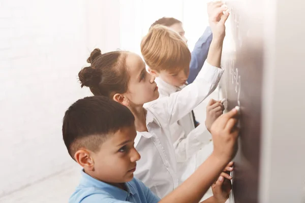 Çocuklar tahta üzerinde Matematik Denklemler yazma — Stok fotoğraf