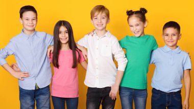 Satırda ayakta, kameraya bakarak schoolkids grup