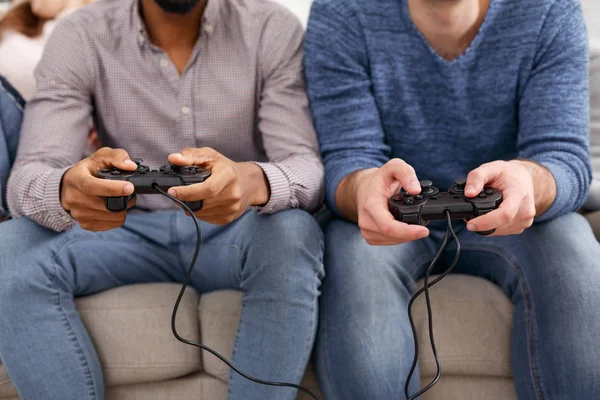 Männer spielen Videospiele im Fernsehen und halten Steuerknüppel in der Hand — Stockfoto