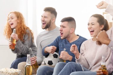 Evde favori takım tezahürat futbol taraftarları