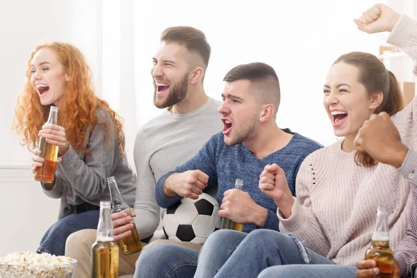 Football fans cheering for favourite team at home — Stock Photo, Image