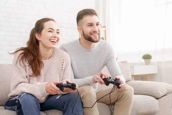 Pareja feliz jugando videojuegos y divirtiéndose juntos —  Fotos de Stock