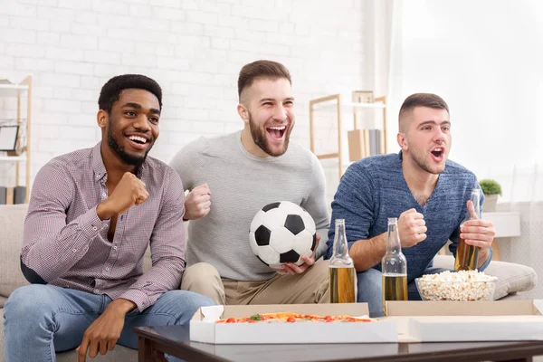 Celem. Szczęśliwy faceci oglądanie mecz piłki nożnej w domu — Zdjęcie stockowe