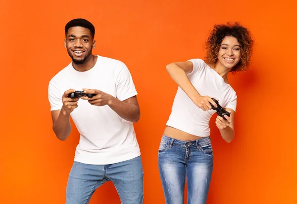 Emotionales Paar spielt Videospiel mit Joysticks — Stockfoto