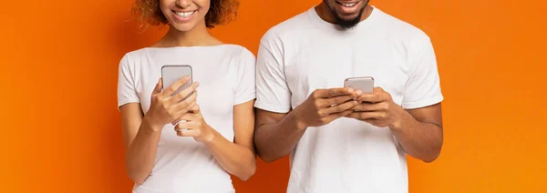 Pasangan milenial hitam ceria meramban pada ponsel — Stok Foto