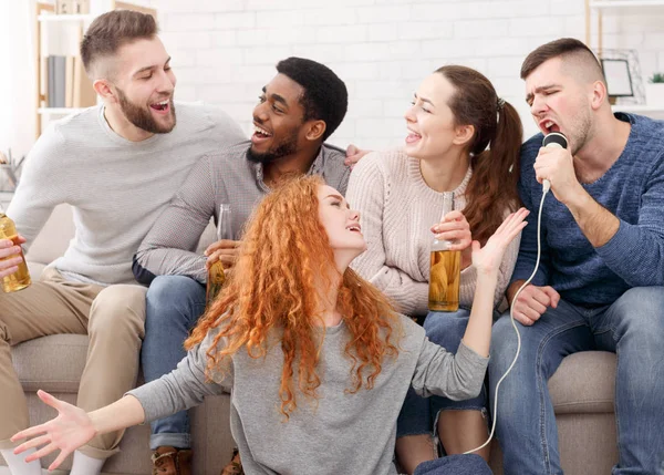 Jóvenes amigos dando una fiesta, cantando juntos en casa —  Fotos de Stock