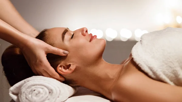 Mujer joven recibiendo masaje de cabeza profesional en el spa —  Fotos de Stock
