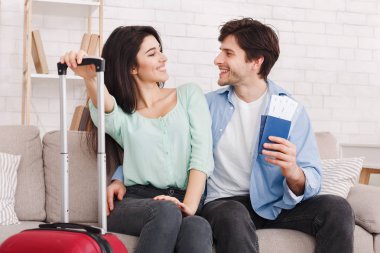 Seyahat için hazır seven çift, pasaport ve bilet tutarak