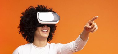 Duygusal siyah adam evde VR kulaklık kullanma