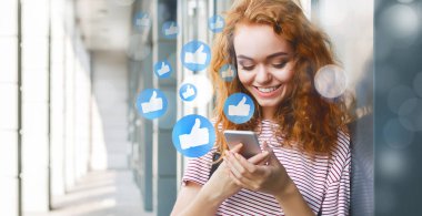 Sosyal medya smartphone kullanan genç kadın