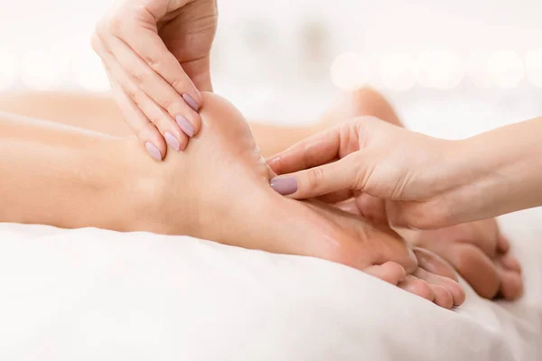 Cuidado de los pies. Mujer recibiendo masaje de pies y dedos —  Fotos de Stock