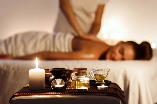 Mujer relajada disfrutando de un masaje de aromaterapia en un spa de lujo —  Fotos de Stock