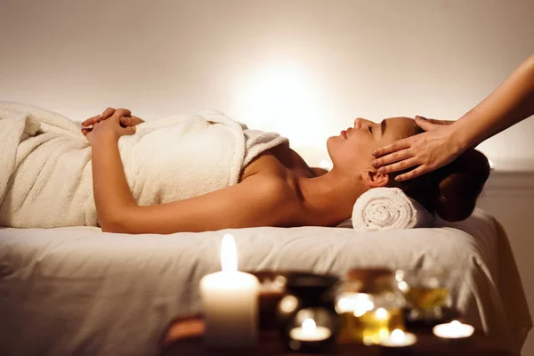 Menina fazendo massagem facial, relaxando no salão de spa — Fotografia de Stock