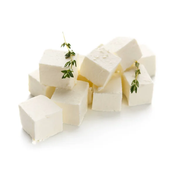 Kostičky sýra feta na bílém — Stock fotografie