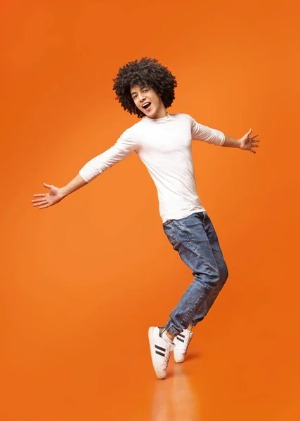 Jeune homme afro-américain drôle debout sur ses orteils — Photo
