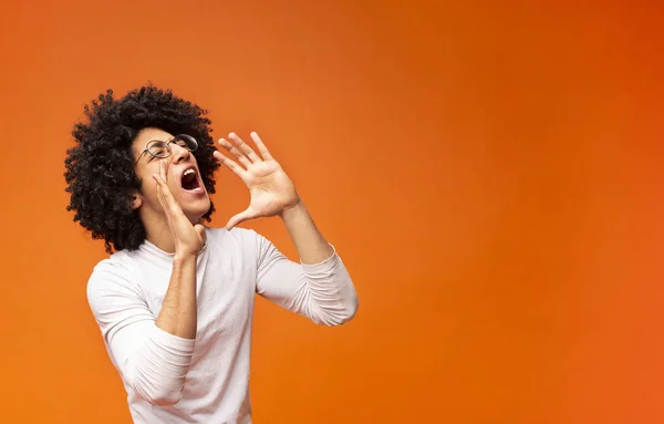 Jeune homme afro-américain criant sur fond orange — Photo