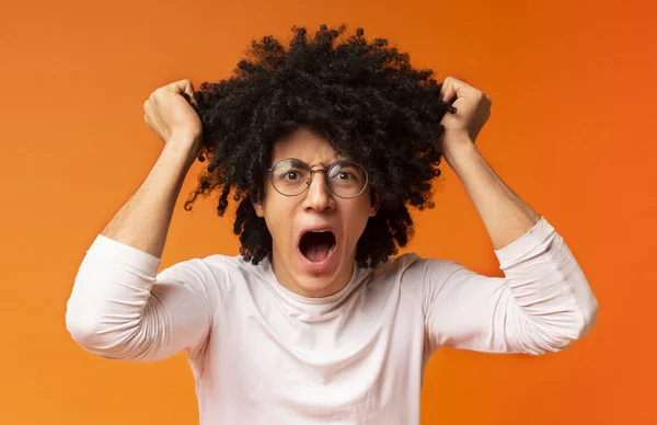 Emozionale nero uomo in disperazione tirando fuori i capelli — Foto Stock