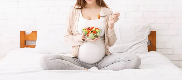 Wanita hamil tak dikenal makan salad sayur di tempat tidur — Stok Foto