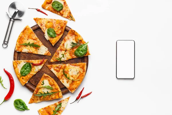 Essensausgabe. Pizza-Scheiben und Smartphone mit leerem Bildschirm — Stockfoto
