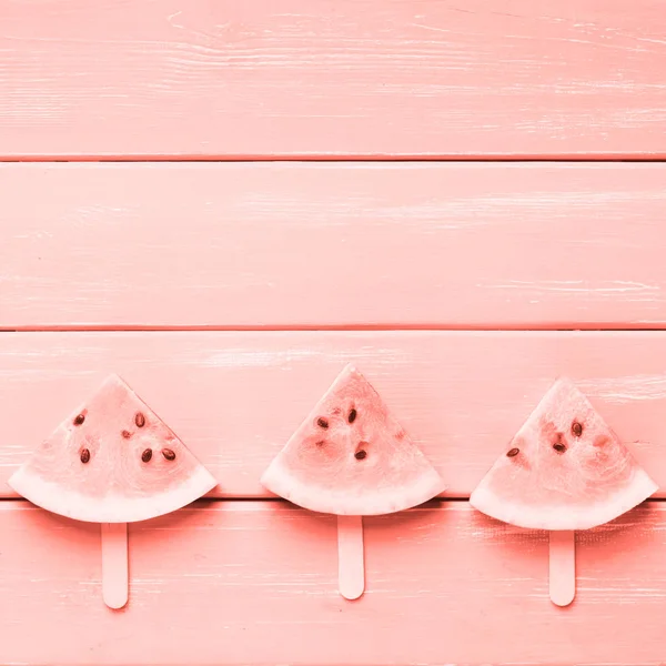 Арбуз на палочке на розовом фоне . — стоковое фото