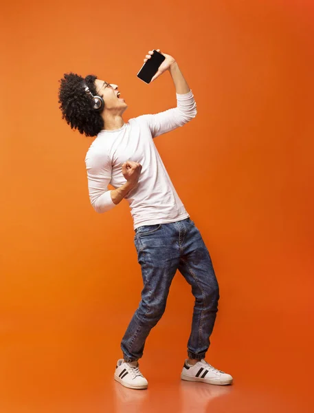 Joven hombre negro emocional cantando su canción favorita —  Fotos de Stock