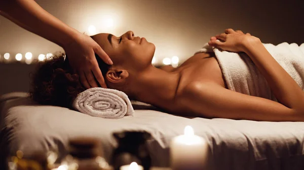 Menina fazendo massagem e desfrutando de aromaterapia no spa — Fotografia de Stock