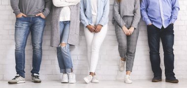 Bir grup insan satır, bacaklar veya genç takım ayakta