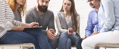 Hastaların sorunları için dinleme ve içinde clipboard belirterek uzmanı