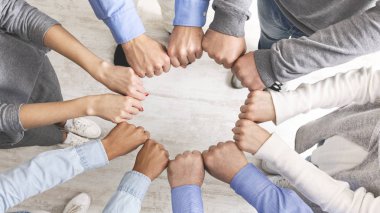 İnsanlar yumruk çarpmak grup araya araya