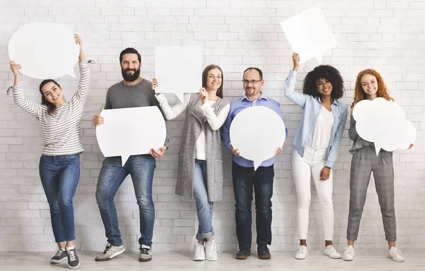 La gente lleva iconos de la burbuja del habla en el estudio — Foto de Stock