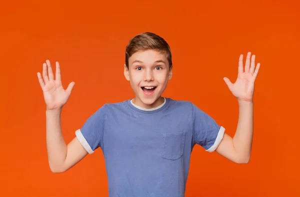 Vrolijke jongen genieten van iets, verhogen handen en schreeuwen — Stockfoto