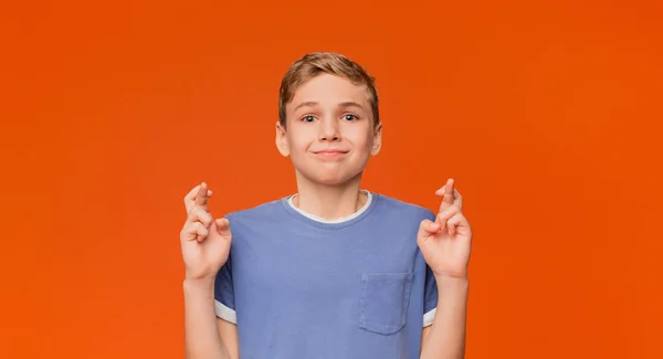 Tonåring crossing fingrarna som önskar, be för mirakel — Stockfoto