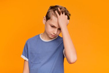 Üzgün çocuk elini tutarak baş, baş ağrısı acı