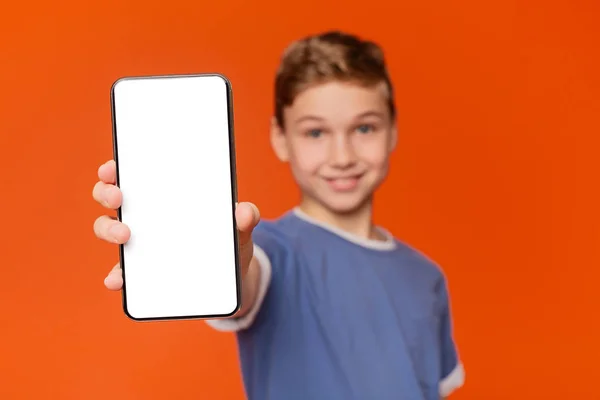 Lindo chico hombre mostrando pantalla de teléfono celular en blanco —  Fotos de Stock