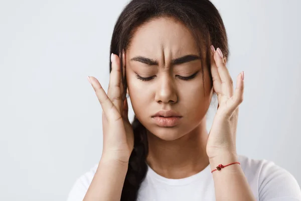 Straszny ból głowy. Dziewczyna dotykając jej świątyń, uczucie stresu — Zdjęcie stockowe