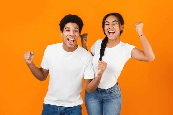 Lucky tonåringar att höja händerna i glada förvåning — Stockfoto