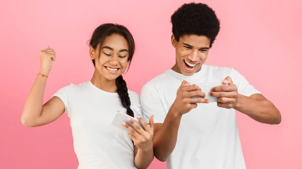 Casal adolescente jogar jogos de vídeo em smartphones — Fotografia de Stock