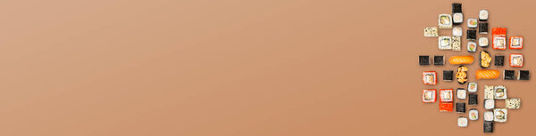 Большая вечеринка суши на фоне с копировальным пространством, вид сверху
