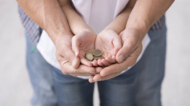 Baba ve kızı euro coins holding.