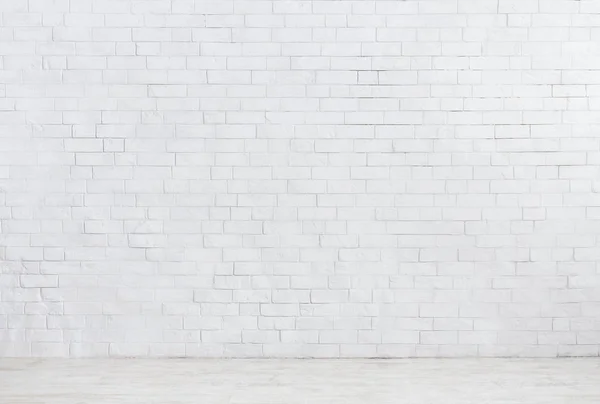 Parete di mattoni bianchi e pavimento in legno bianco — Foto Stock