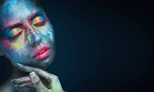 Schönheitsporträt einer jungen Frau mit blauem Make-up — Stockfoto