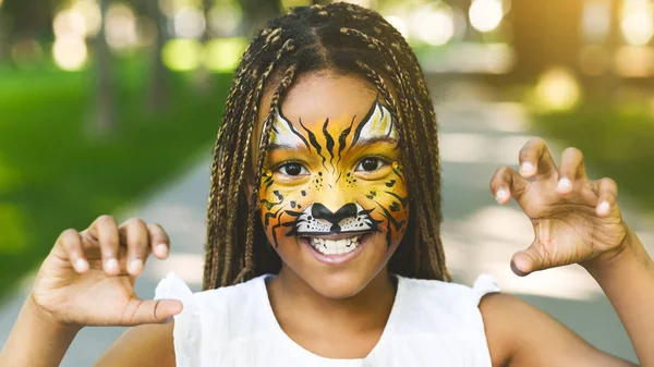 Schattig Afro-Amerikaanse meisje met creatieve schminken brullende — Stockfoto