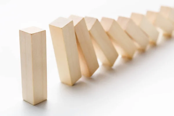 Domino-effect gestopt door een sterk stuk — Stockfoto