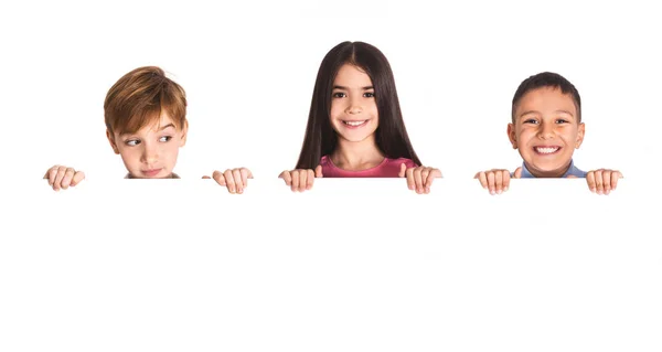Crianças com placa vazia isolada em branco — Fotografia de Stock