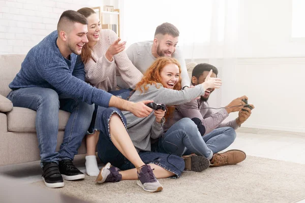 Estudantes se divertindo, jogando jogos de vídeo online — Fotografia de Stock