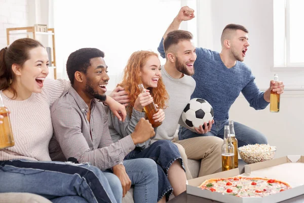 Football fans watching game and drinking beer — Stock Photo, Image