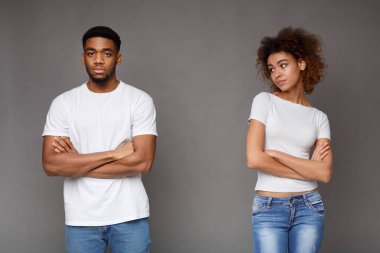 Rahatsız siyah adam ve ayrı ayrı duran kadın